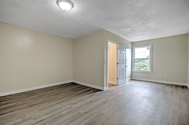 Building Photo - 4 Bedrooms 3 Baths Bristol TN