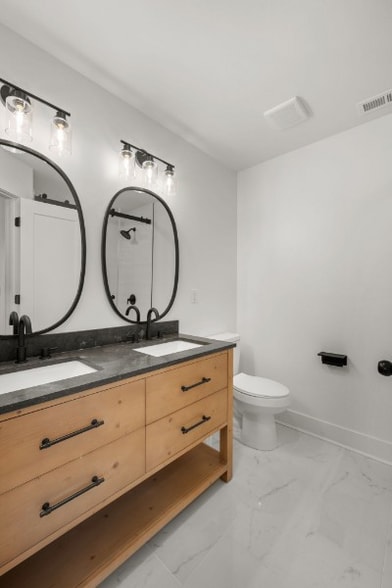 Building Photo - 910 Apex St