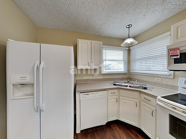 Building Photo - 1216 Walker Springs Dr