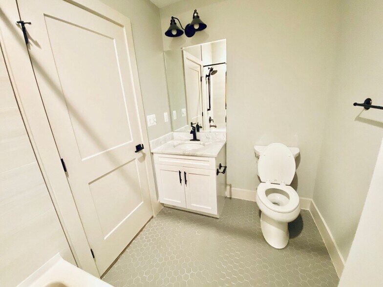 Private Bathroom - 527 Longfellow St NW