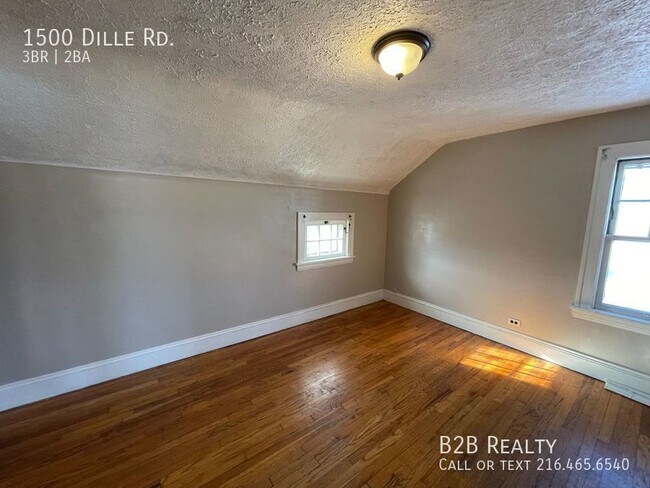 Building Photo - Beautiful and Newly Renovated Single Famil...