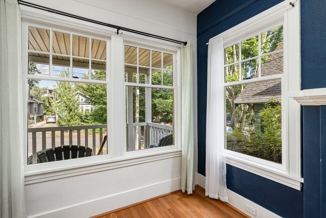 Building Photo - 2Bd/1Ba Seattle Home