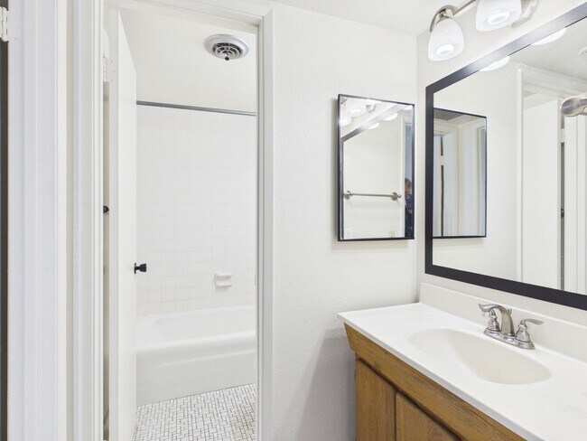 Building Photo - 1 bedroom Ocean Forest condo for rent