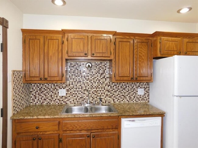 Building Photo - 4813 Woodview Dr