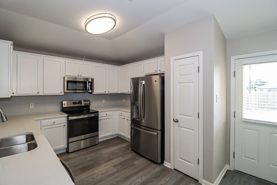 Building Photo - 223 Legends of Hutto Tr