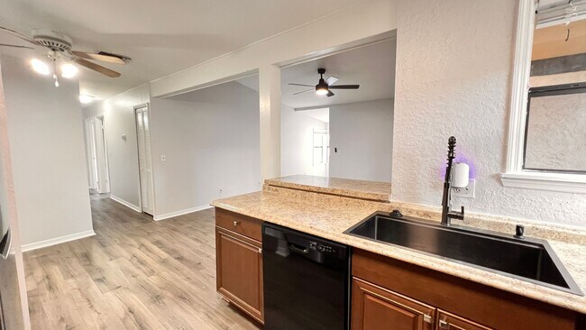 Building Photo - Unlock Your Perfect Winter Park Retreat: F...