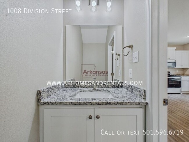 Building Photo - 1008 Division St