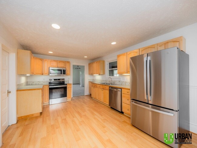 Building Photo - Spacious 4-Bedroom Home with 2-Car Garage, Basement Storage & Flexible Living Space in North Spokane