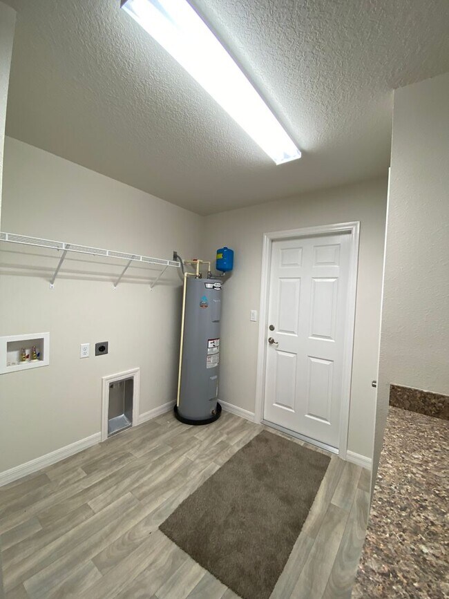 Building Photo - Great new rent on 4/2! Desirable SW Ocala Neighborhood 4/2/2 *WON'T LAST*