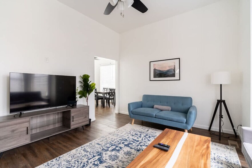 Building Photo - 2334 SE 8th Ave