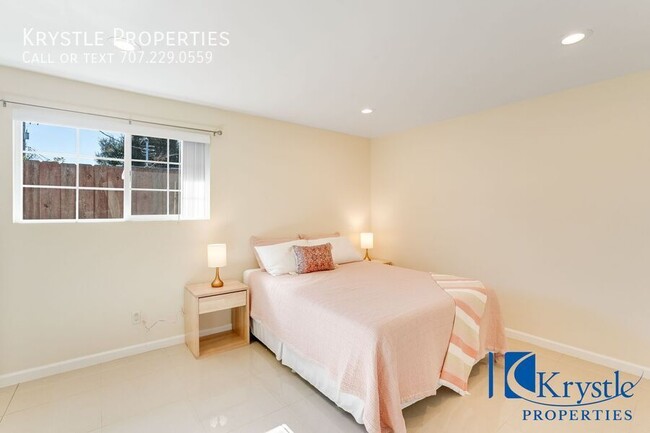 Building Photo - Elegant and Spacious 1 Bedroom, 1 Bathroom...