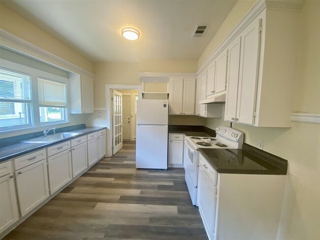 Building Photo - Restored 3 br 2 ba Craftsman style Home fo...
