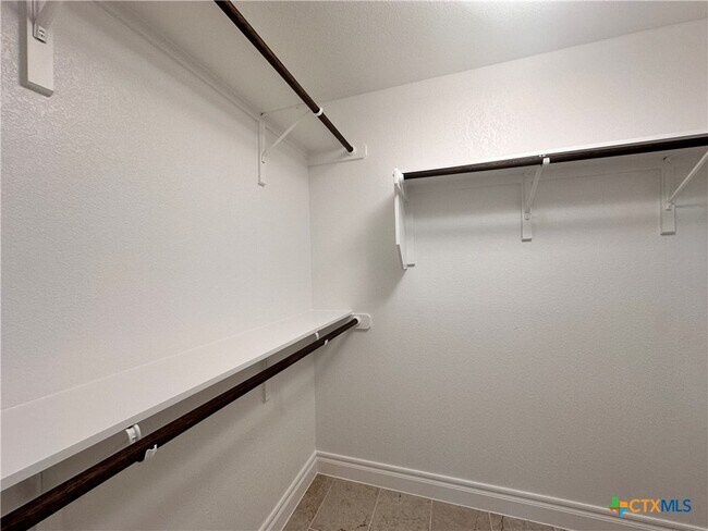 Building Photo - 2017 Ridge View Dr