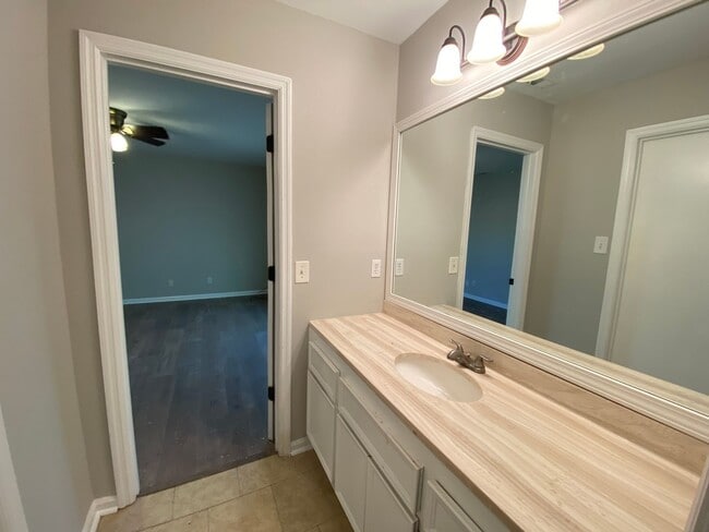 Building Photo - 4 bedroom 2 bath in Village Green