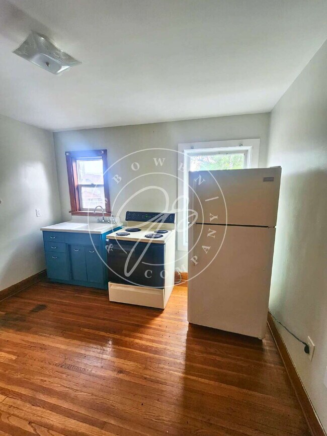 Building Photo - Spacious 1 bedroom (or 2 bedroom if no liv...