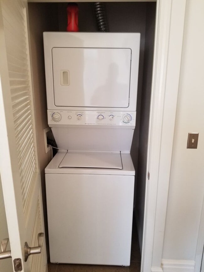 Building Photo - Downtown  1-Bed plus Loft 1bath 1 parking - Steps to Petco Park