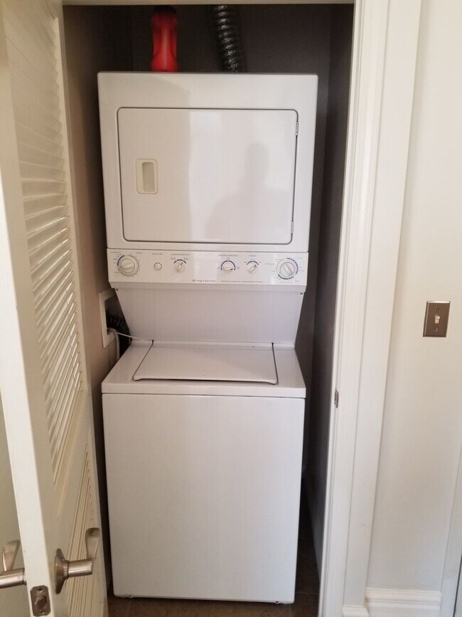 Building Photo - Downtown  1-Bed plus Loft 1bath 1 parking ...