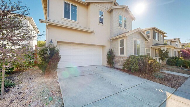 Building Photo - Bright & Beautiful 4 Bedroom 3 Full Bathroom Home!