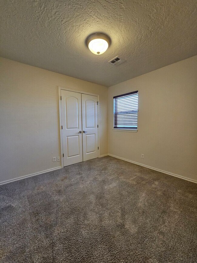 Building Photo - (4) Bed/(2) Bath - Corner Lot - Avail NOW!