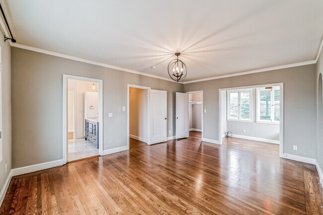 Building Photo - 496 Crestlake Dr