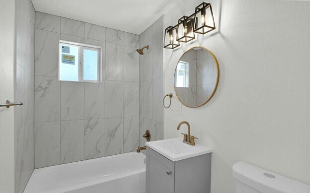 Building Photo - Newly Renovated 2 Bedroom, 1 Bath, with St...