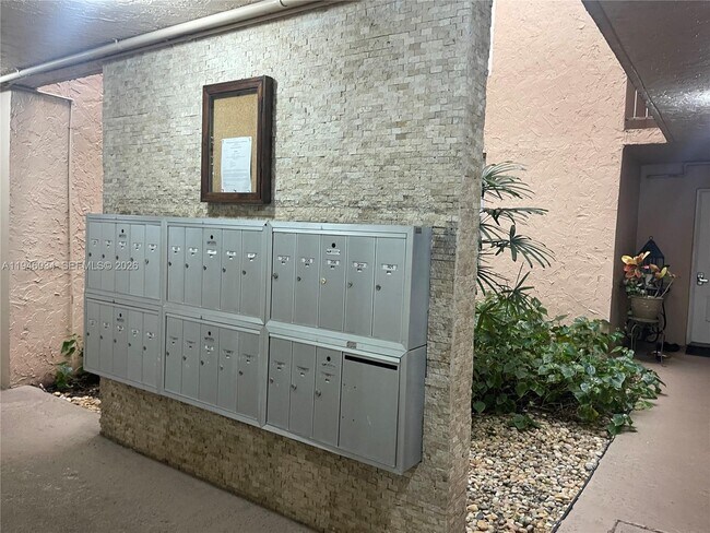 Building Photo - 9481 Evergreen Pl