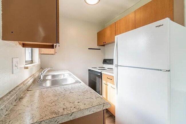 Building Photo - Miller Court Apartments - Security Deposit As Low As $0!