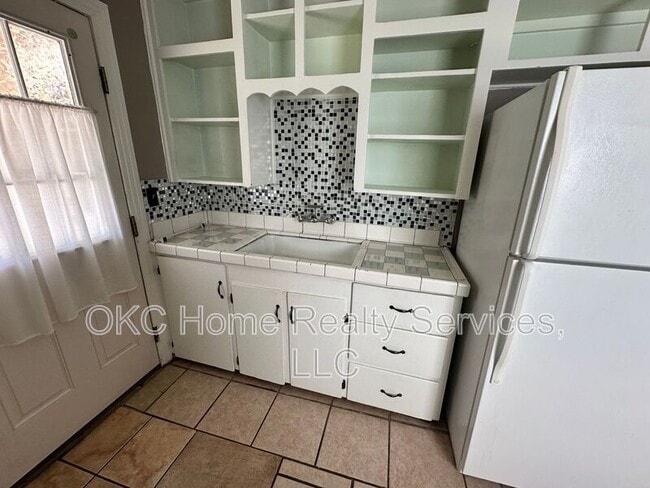 Building Photo - 4913 N Willow Ave