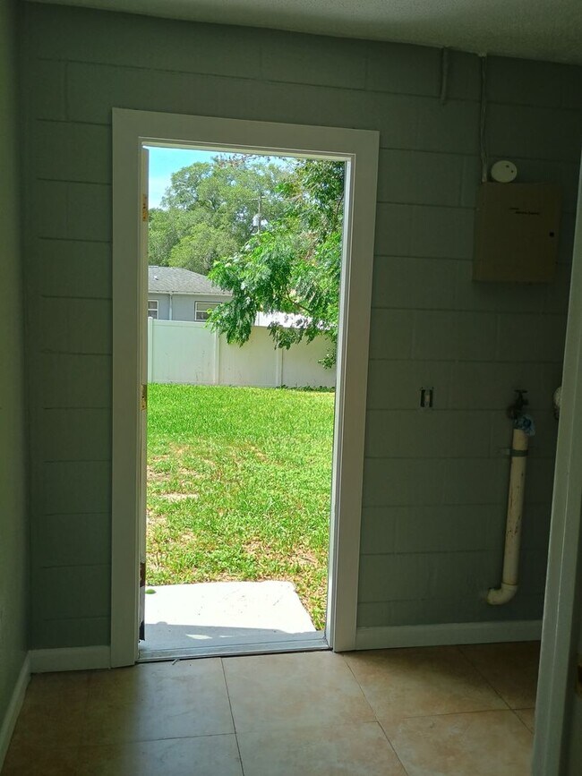 Building Photo - 4 bedroom 2 bathroom House- fenced in yard