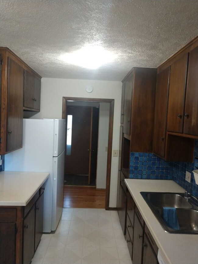 Building Photo - 3 Bedroom 1.5 Bath Single Family Home in H...