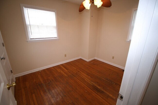 Building Photo - 402 Greenlawn Ct