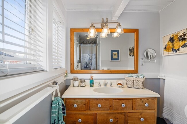 Building Photo - Portage Bay Floating Home