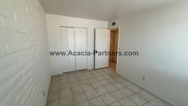 Building Photo - Eastside 3 Bedroom 2 Bath