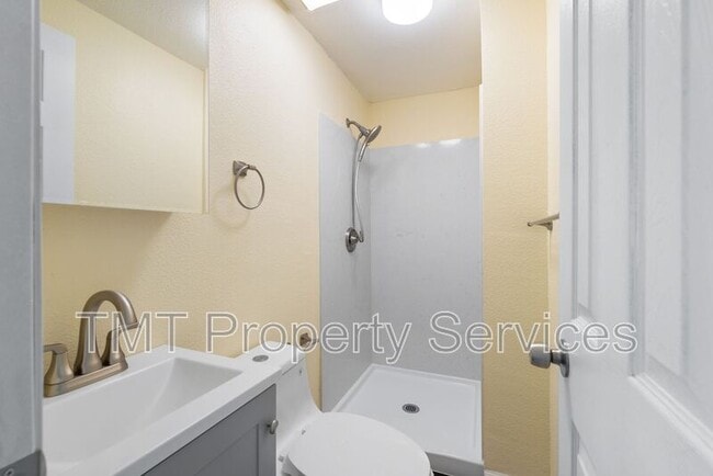 Building Photo - 1647 E 6th St