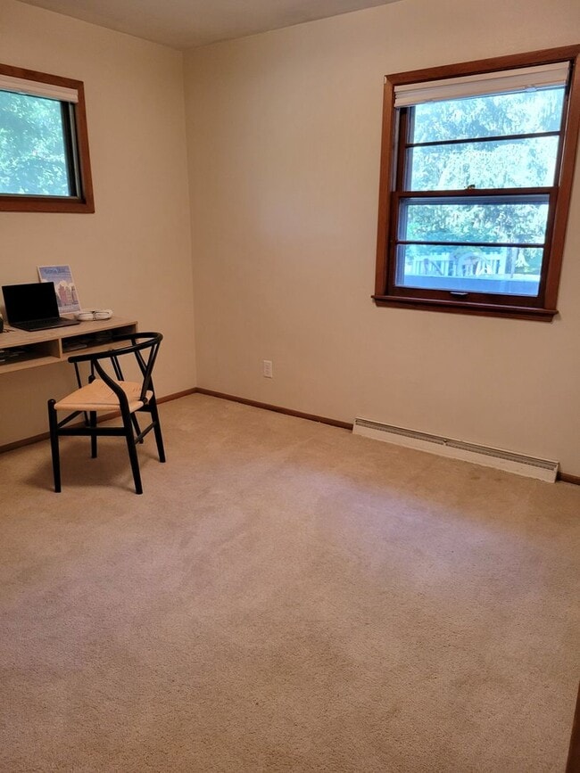 Building Photo - 3 Bedroom Unit