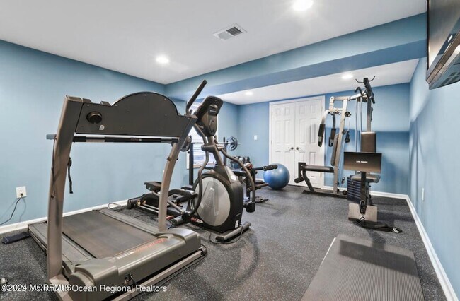 Building Photo - 29 Northwoods Rd