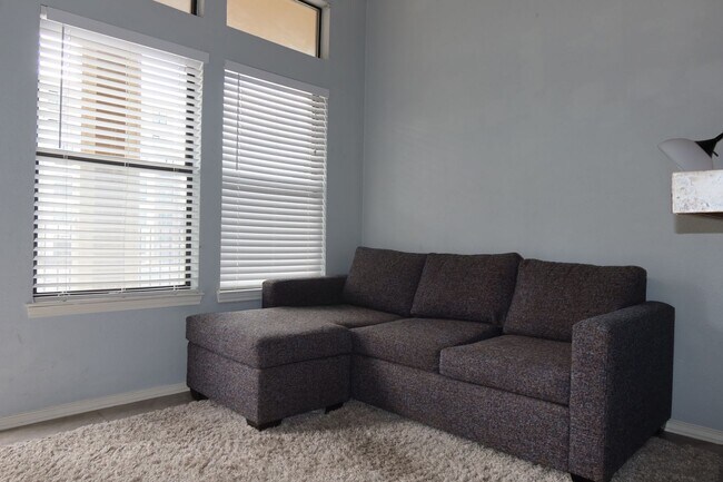 Building Photo - Wesdgewood West Campus - 1BD / !BA - 10 Ft Ceilings - Nodern Appliances - Gated - W/D -  $1200