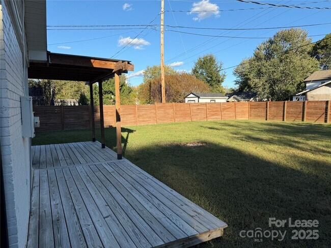 Building Photo - 6202 Clearwater Dr