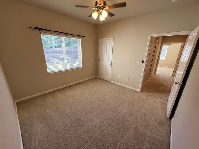 Building Photo - Great location with lots of amenities! 4 b...