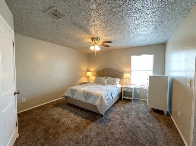 Building Photo - Spacious 4-Bedroom Home with Fireplace & Large Backyard in SW Fort Worth