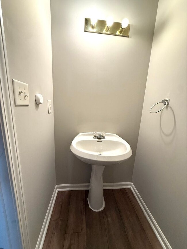 Building Photo - 2 bed 2 bath townhome