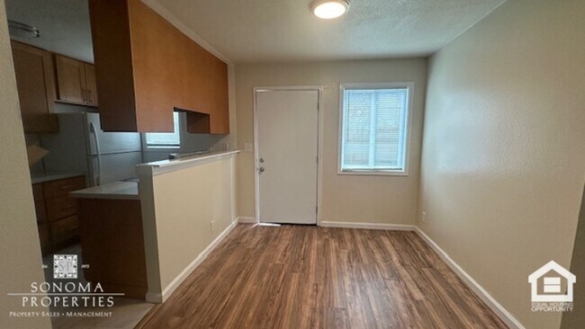 Building Photo - Charming 2BD/1.5BA Duplex