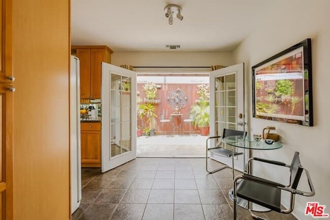 Building Photo - 1203 S Rimpau Blvd