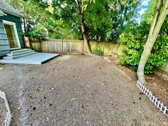 Building Photo - Upgraded 3bd/2bath Laurelhurst Home w/ Pri...