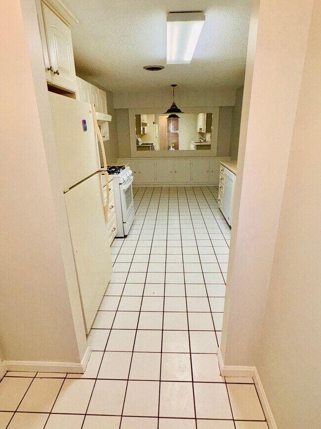 Building Photo - 255 North Rd