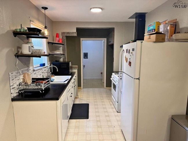 Building Photo - 405 Vaughn St