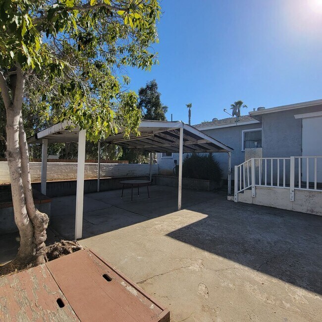 Building Photo - Adorable 2 bed 1.5 bath house with HUGE yard!!