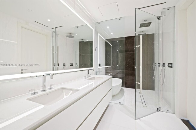 Building Photo - 300 Biscayne Blvd Way