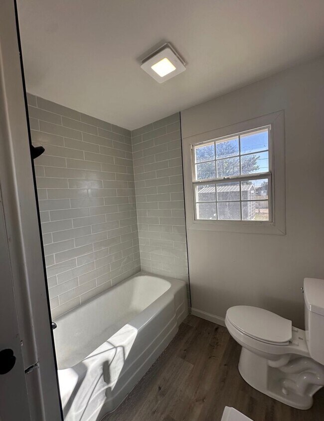 Building Photo - Cozy Contemporary Cottage – Charming 3-Bed...