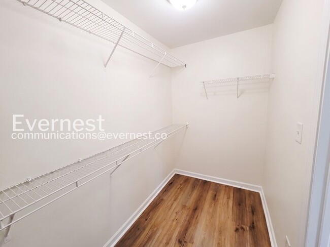 Building Photo - 3 Bed/2.5 Bath Townhome with Modern Amenities